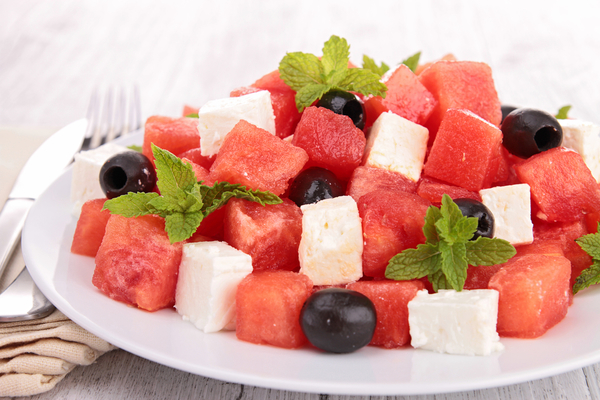 Летние салаты из арбуза: Три вкусных идеи