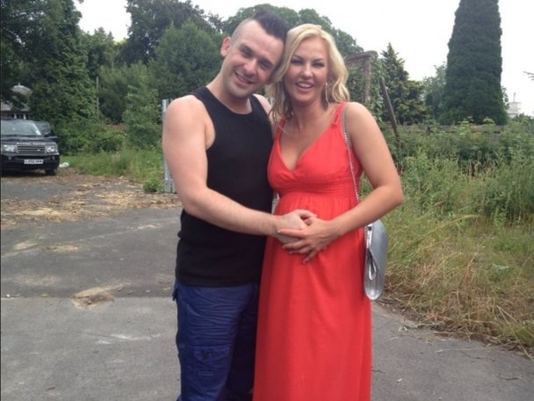 Беременная Камалия разрешает касаться своего животика "на счастье"