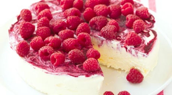 Как приготовить малиновый торт-мороженое (ВИДЕО)
