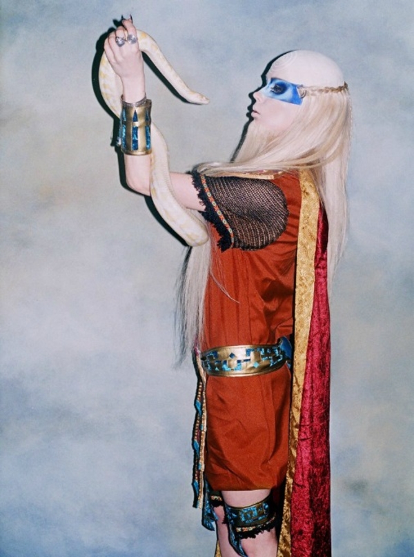 Одесская Барби наклеила бороду и назвала себя богом