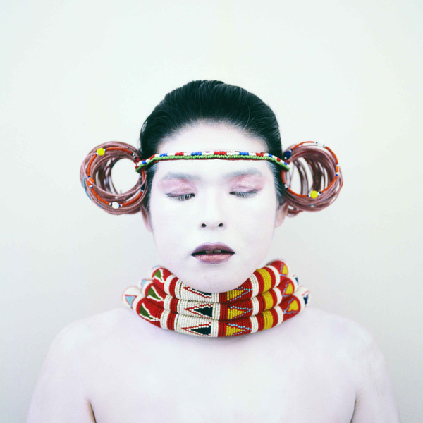 Фотограф примерила уборы невест различных культур