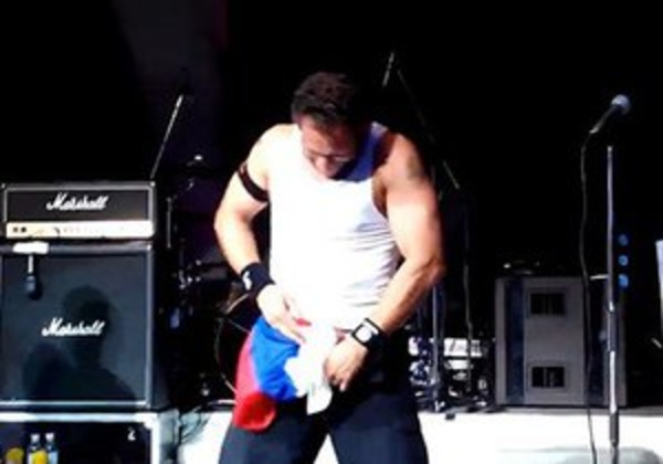 Российские депутаты требуют наказать Bloodhound Gang за осквернение флага РФ в Одессе