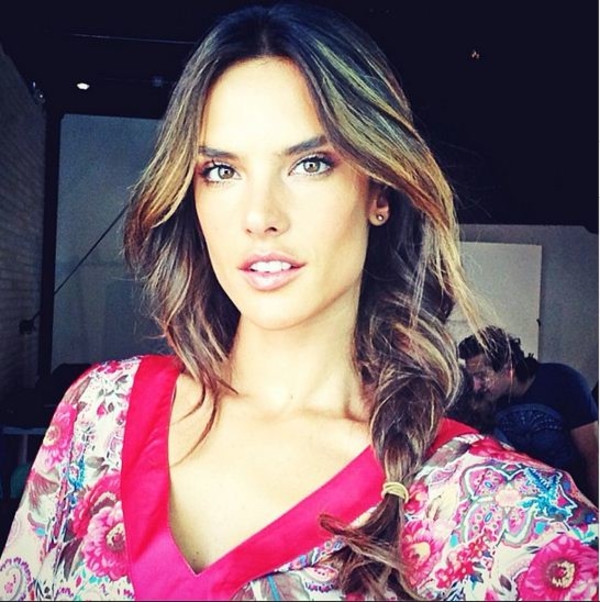 Супермодель Алессандра Амбросио показала фигуру в бикини