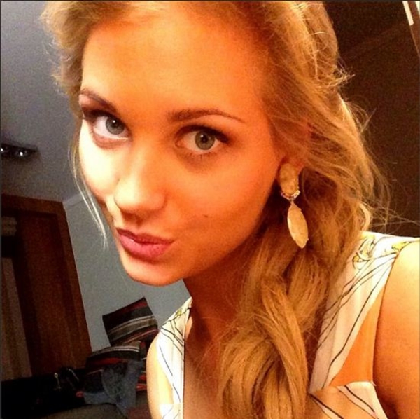 Кристина Асмус вышла в свет в откровенном наряде