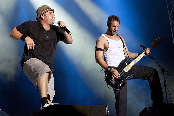 В Сеть попало видео, где басист Bloodhound Gang "помочился" на украинский флаг