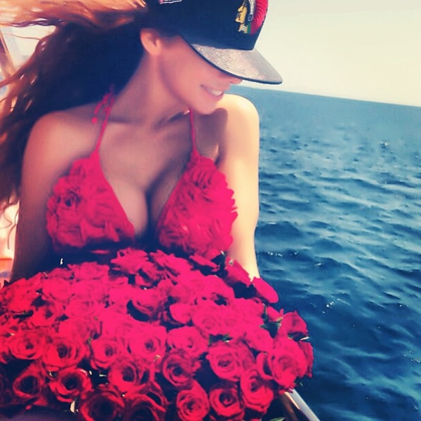 Аня Седокова в ярко-красном бикини отдыхает в Сен-Тропе (ФОТО)