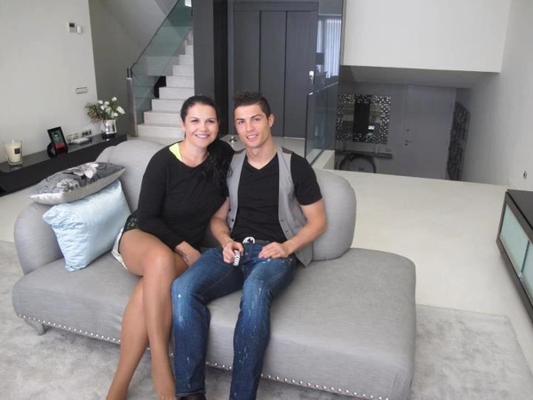 Сестре Роналду помогает запеть продюсер Lady GaGa и Джей Ло