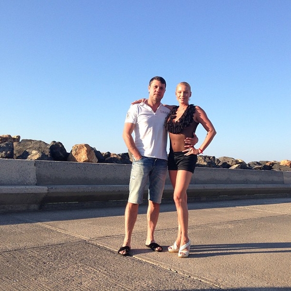 Анастасия Волочкова ходит по городу в наряде "голой выпускницы"