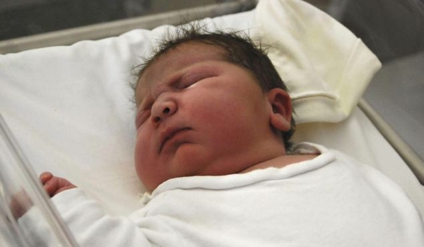 40-летняя женщина родила ребенка-гиганта (ФОТО)