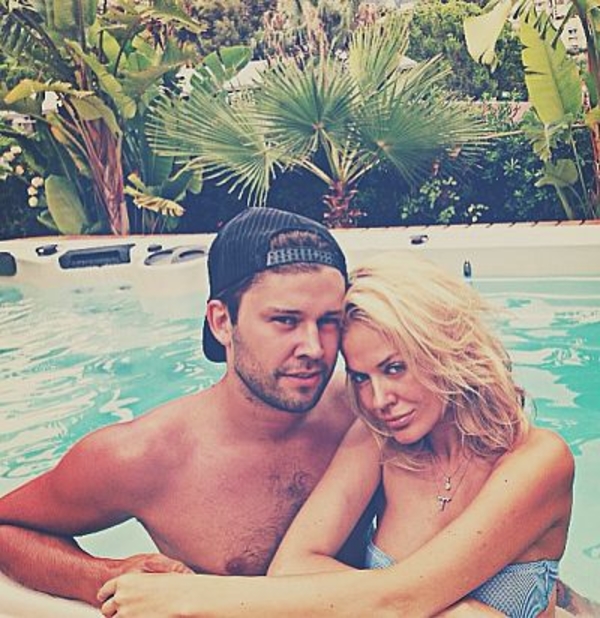 Беременная подруга Андрея Искорнева впервые показала животик