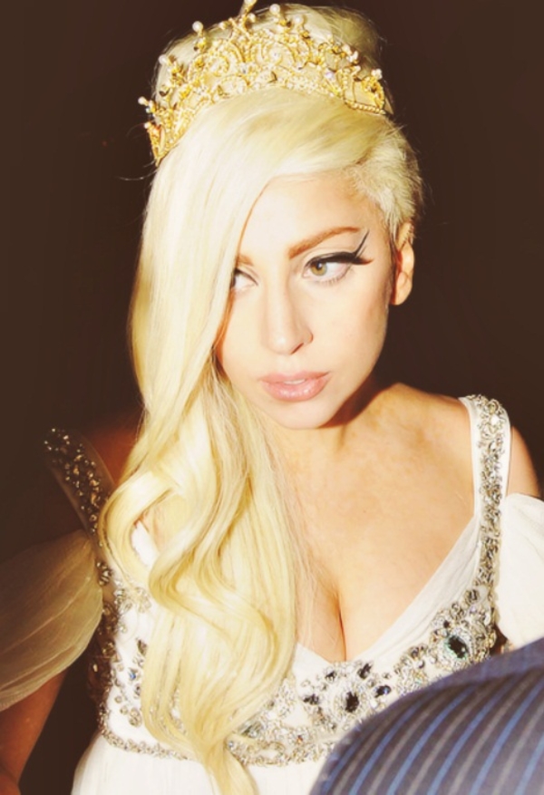 Lady Gaga вышла в свет с необычным макияжем