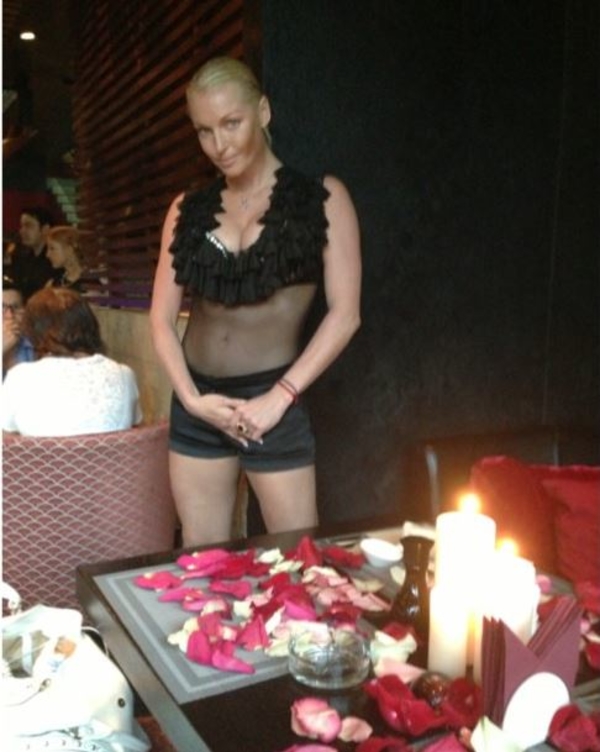 Анастасия Волочкова выложила в Сеть интимное фото из ресторана