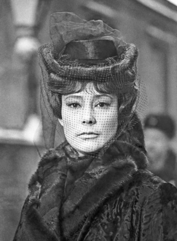 Советская Анна Каренина из-за нищеты вынуждена покупать еду в долг