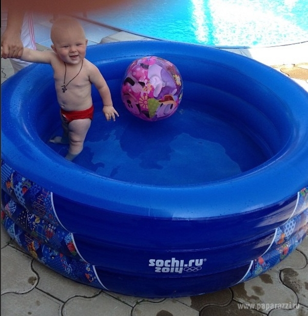 Яна Рудковская показывает сына и свои фото в бикини