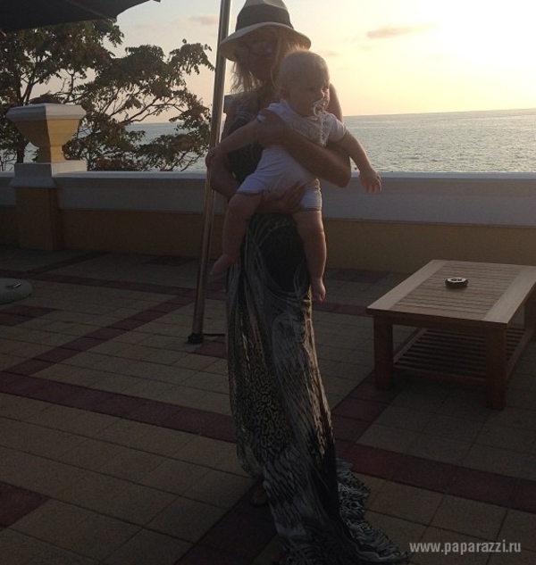 Яна Рудковская показывает сына и свои фото в бикини