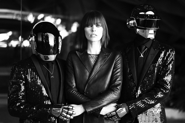 Модное трио: Мила Йовович и Daft Punk снялись в фотосессии