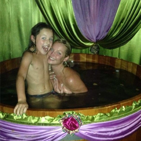 Обнаженная Волочкова купается с дочкой в холодной воде