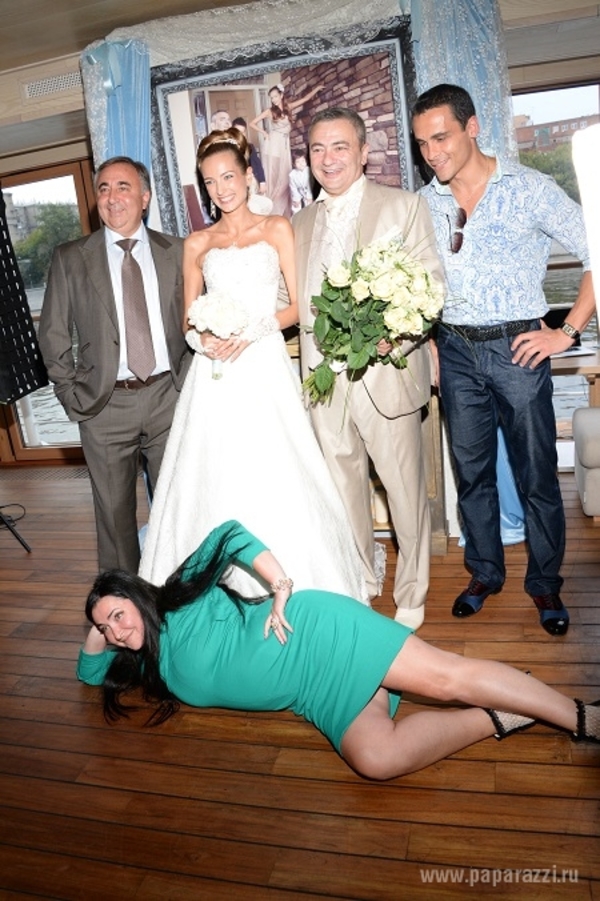 Лолита Милявская улеглась на пол на свадьбе друга