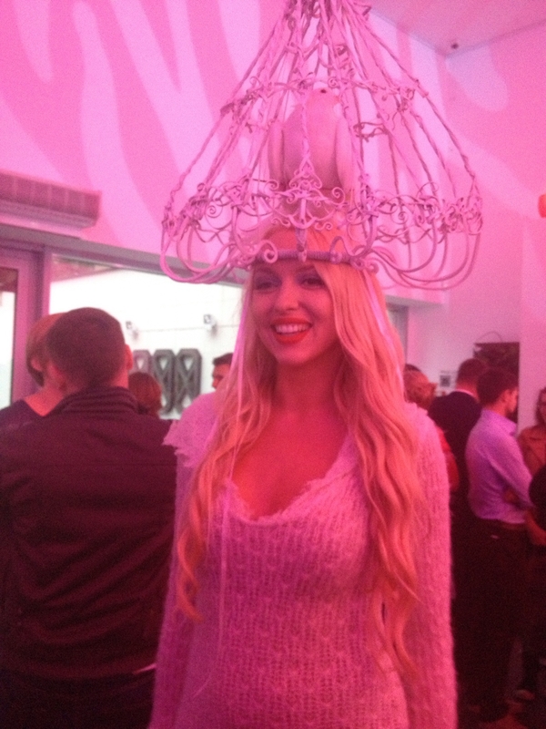 Зверский эпатаж: Полякова вышла в свет с живой птицей на голове (ФОТО)