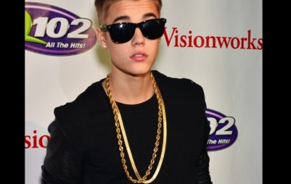 Во время драки в клубе Бибер потерял золотую цепь за $40 тысяч