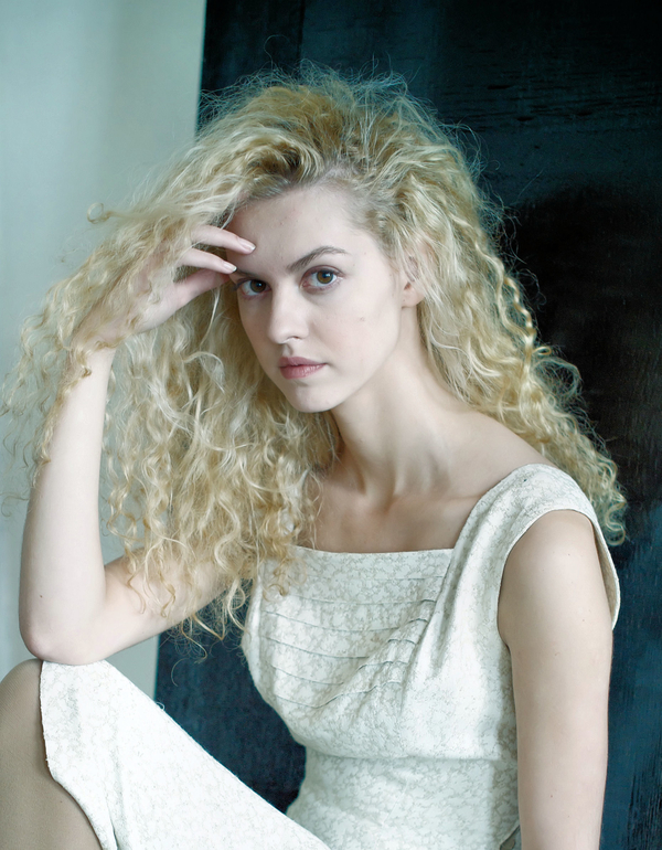 Известная российская актриса показала грудь на съемках шоу