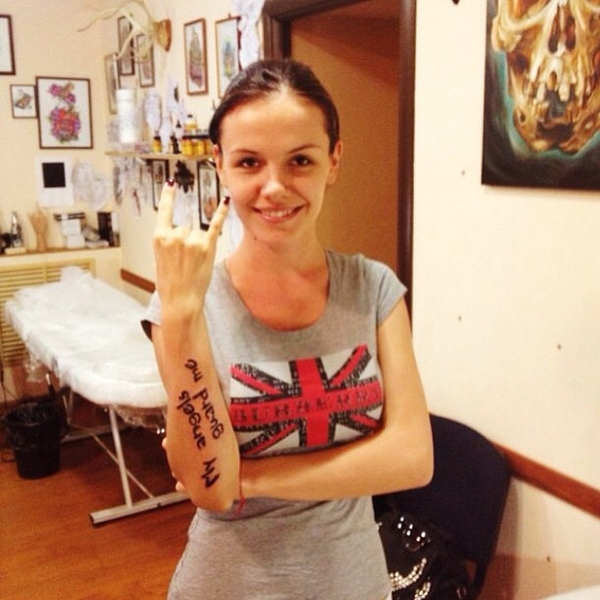 Певица Эрика сделала огромную татуировку на руке