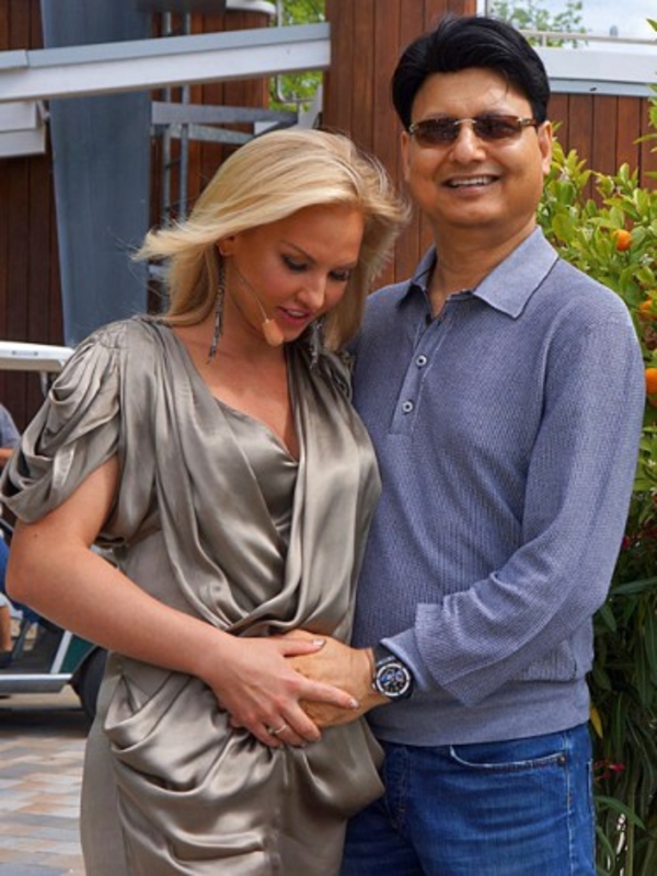 Певица Камалия уже покинула роддом