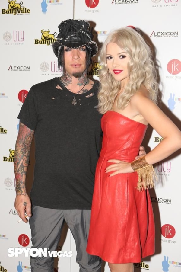 Мика Ньютон подружилась с легендарной группой Guns `N Roses