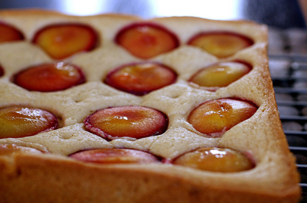 Как приготовить сливовый пирог из дрожжевого теста (ВИДЕО)