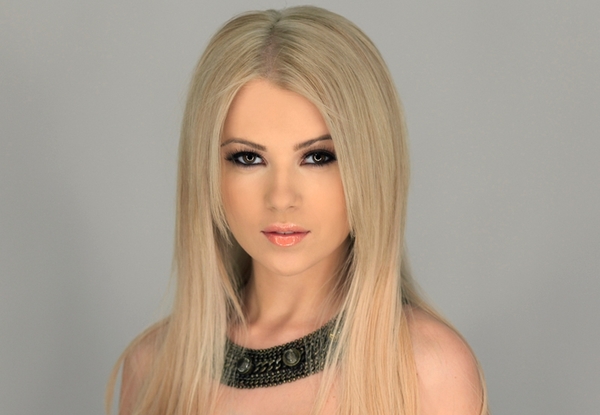 Мика Ньютон: Семья Азаровых – для меня это пример