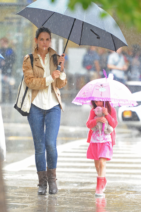 Под дождем: Что носят звезды в непогоду