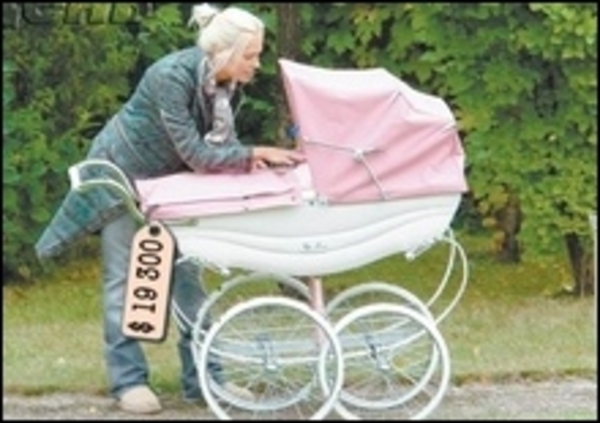 Ксения Собчак подарила Глюкоzе коляску за $19 000