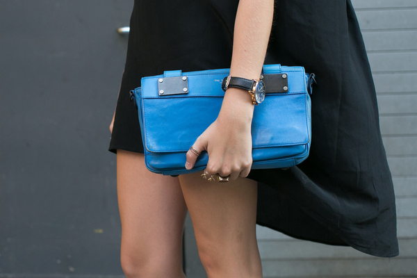 Яркие аксессуары street style на Неделе моды в Нью-Йорке