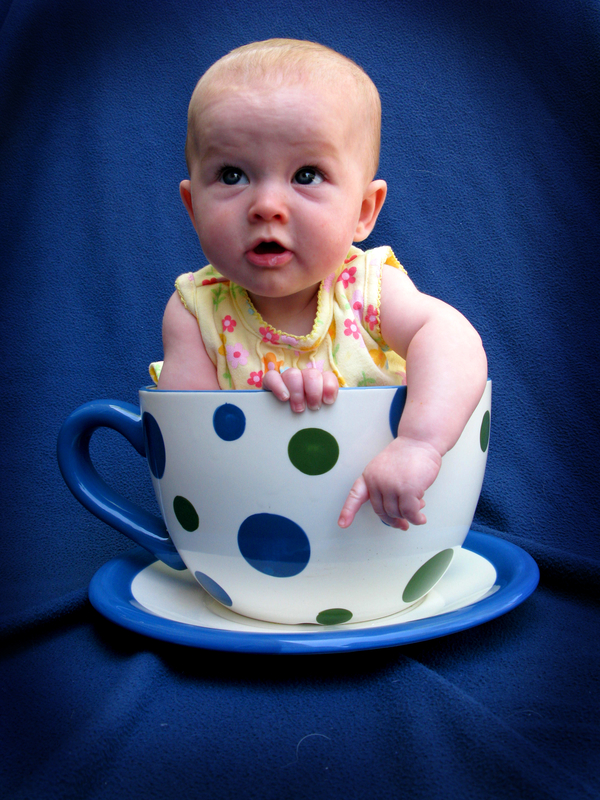 Новый тренд: Детки в чашках (ФОТО)