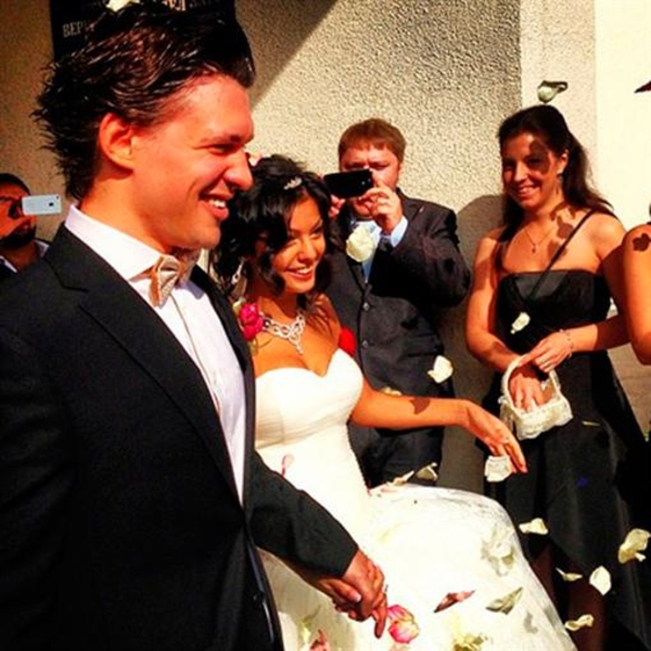 Солист группы Корни женился на армянке (ФОТО)