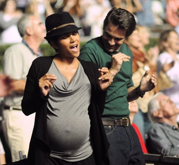 Холли Берри на восьмом месяце беременности (ФОТО)