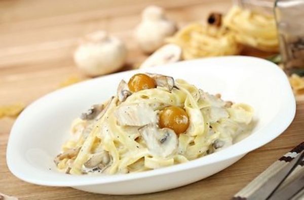 Паста с курицей и грибами