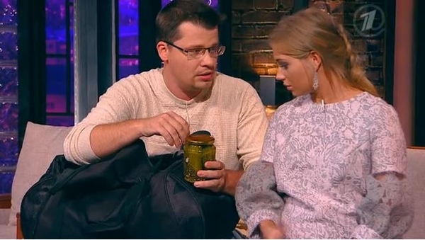 Сырой фарш и соленые огурцы: Кристина Асмус и Харламов в гостях у Урганта