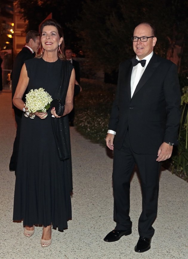 Модный кофуз: Принцесса Монако надела туфли с педикюром