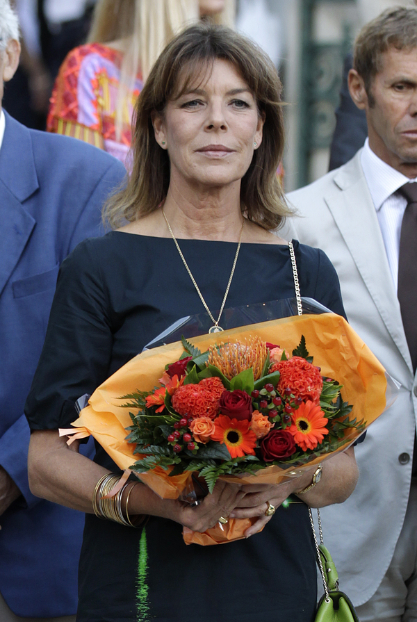 Модный кофуз: Принцесса Монако надела туфли с педикюром