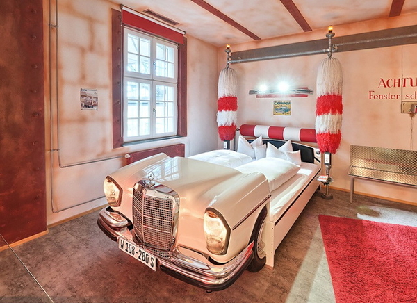 Самые экзотические места для ночлега: Башмак, вагон, подъемный кран