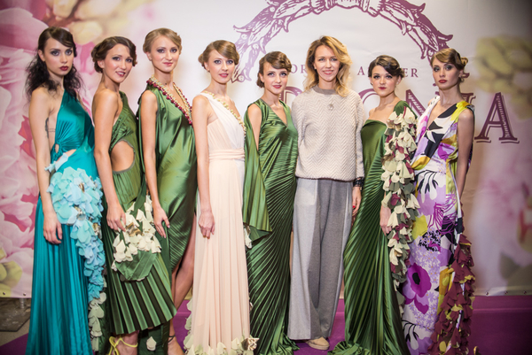 Анна Бублик создала вечерние платья из живых цветов