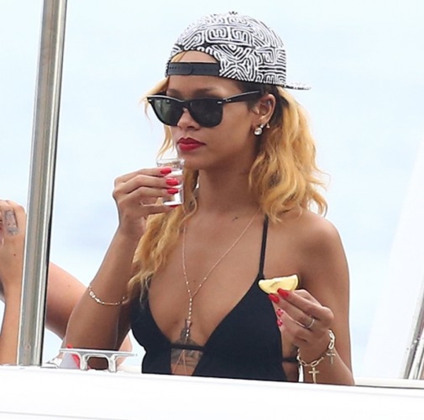 Рианна в эротических снах видит Lady GaGa