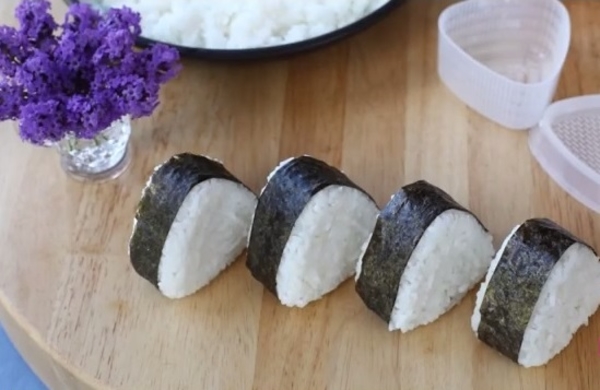 Как приготовить онигири (ВИДЕО)