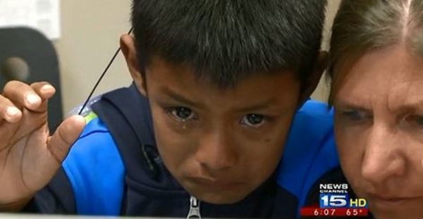 Глухой ребенок не сдержал слез, когда впервые в жизни услышал