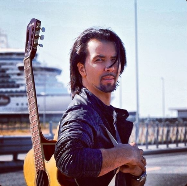 Экс-солист группы Чай вдвоем показал новорожденного сына