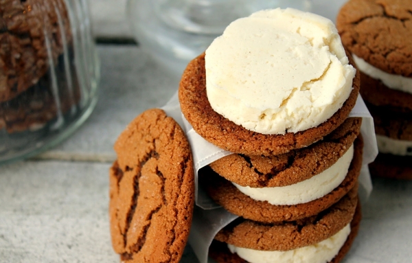 Имбирное мороженое с печеньем