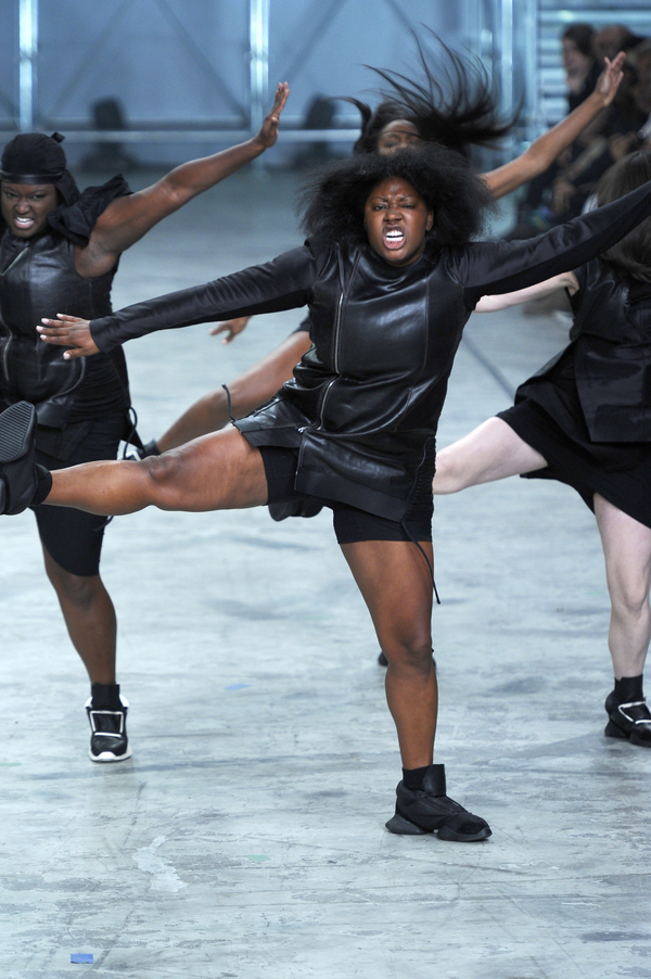 Неделя моды в Париже: Дизайнер устроил танцы на подиуме