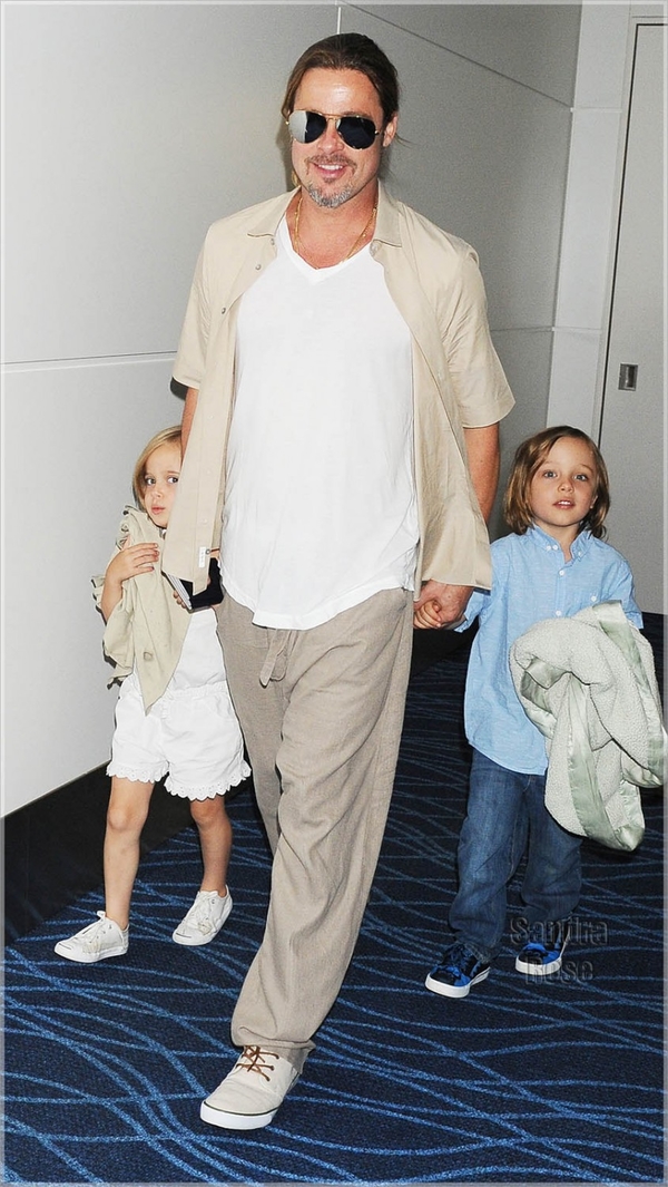 Папарацци запечатлели Брэда Питта с детьми в парке развлечений