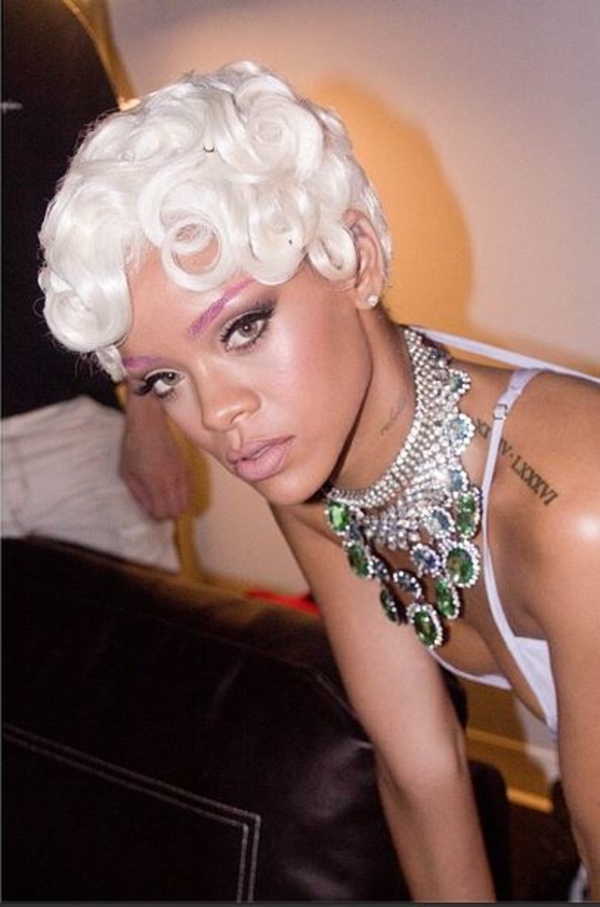 Для съемок клипа Рианна покрасила брови в розовый